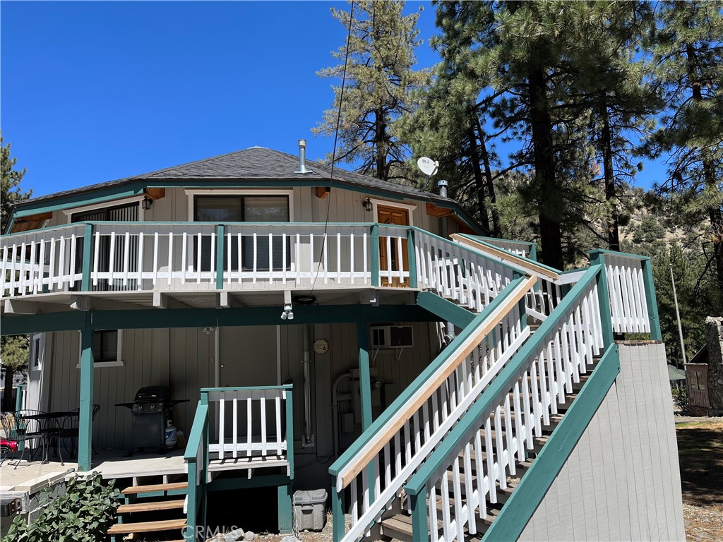 This is an extremely nice apartment on the third floor of a mixed-use building. This apartment has a nice balcony and features a high ceiling. Central AC system. Walking distance to just about everything.