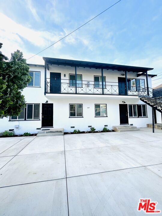 Gorgeous and bright Top Floor remodeled studio available near Pasadena Theatre District, CalTech and all the great shops and restaurants on Lake Ave. Lovely complex has been modernized and unit features bright open concept floor plan. Finishes include brand new flooring, custom paint and lighting, new windows and blinds. Kitchen has new white quartz countertops, new stainless steel stove, microwave, refrigerator AND compact Washer + Dryer in unit. Three spacious closets for storage. Bath has new vanity, new lighting and custom granite bath. Pet friendly, one driveway parking included and street parking by permit. Don't miss it!