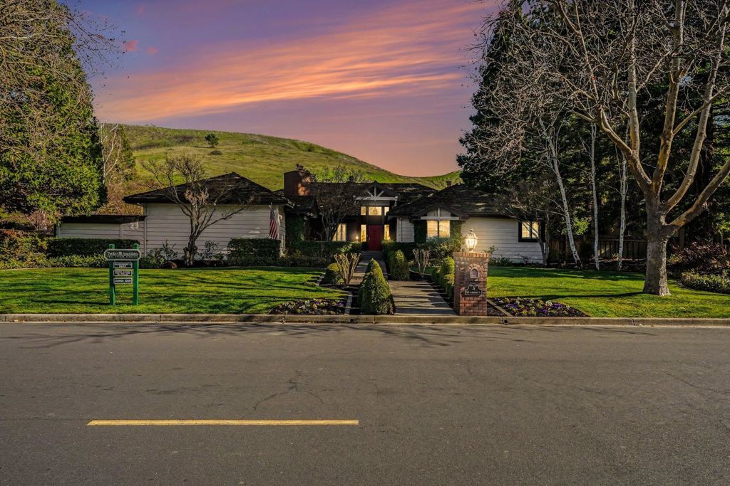 5102 5102 BLACKHAWK DR