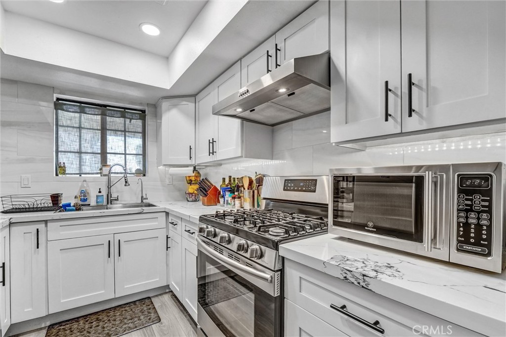 6545 Reseda Boulevard 6