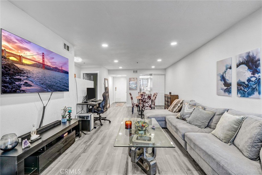 6545 Reseda Boulevard 6