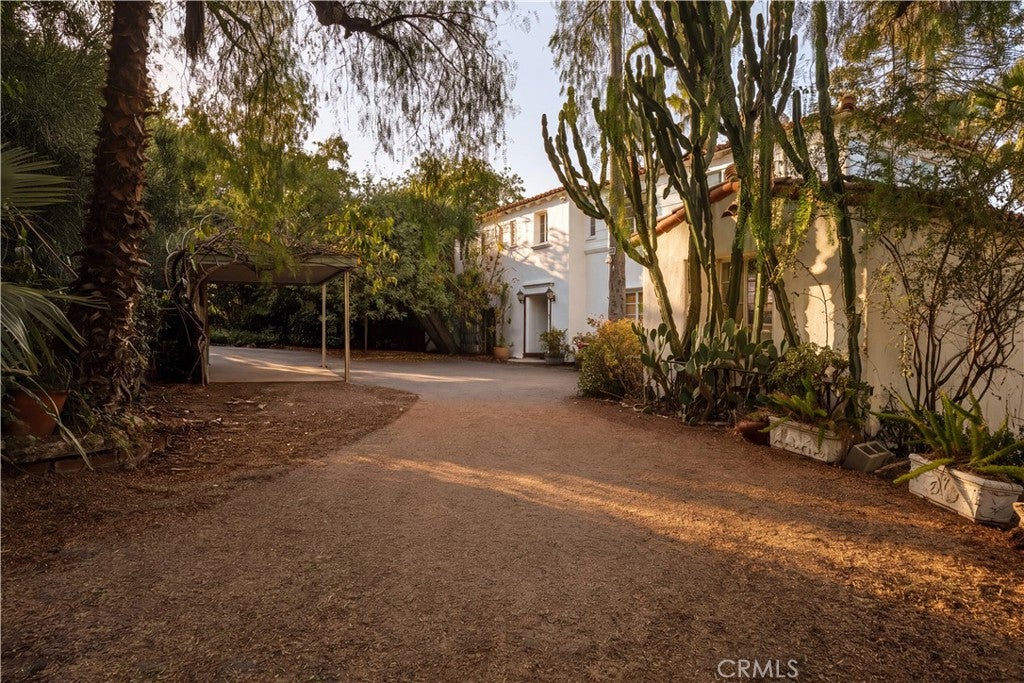 Photo of 11400 Laurelcrest Drive, Studio City, CA 91604 (MLS # SR26225208)