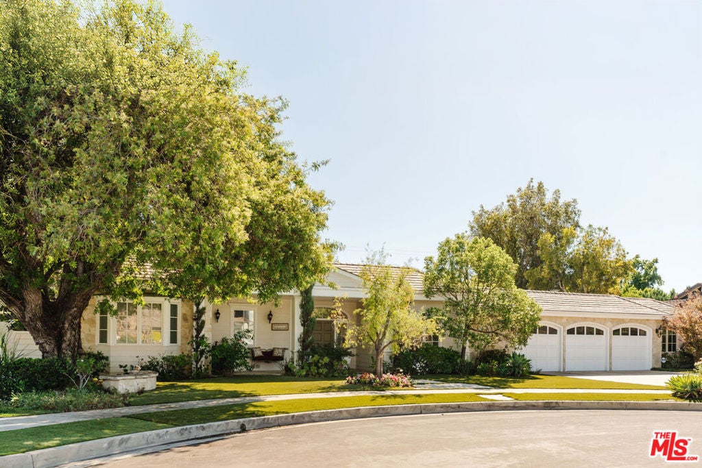 Photo of 17340 Cumpston Street, Encino, CA 91316 (MLS # 26102348)