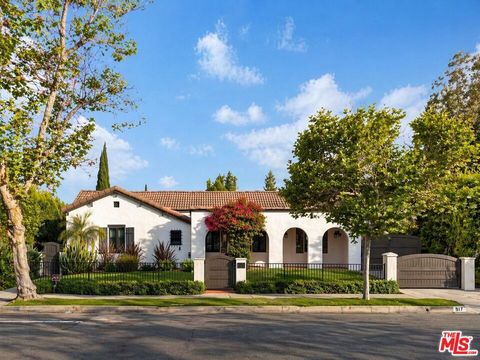 Photo of 917 S Ridgeley Drive, Los Angeles, CA 90036 (MLS # 26807533)