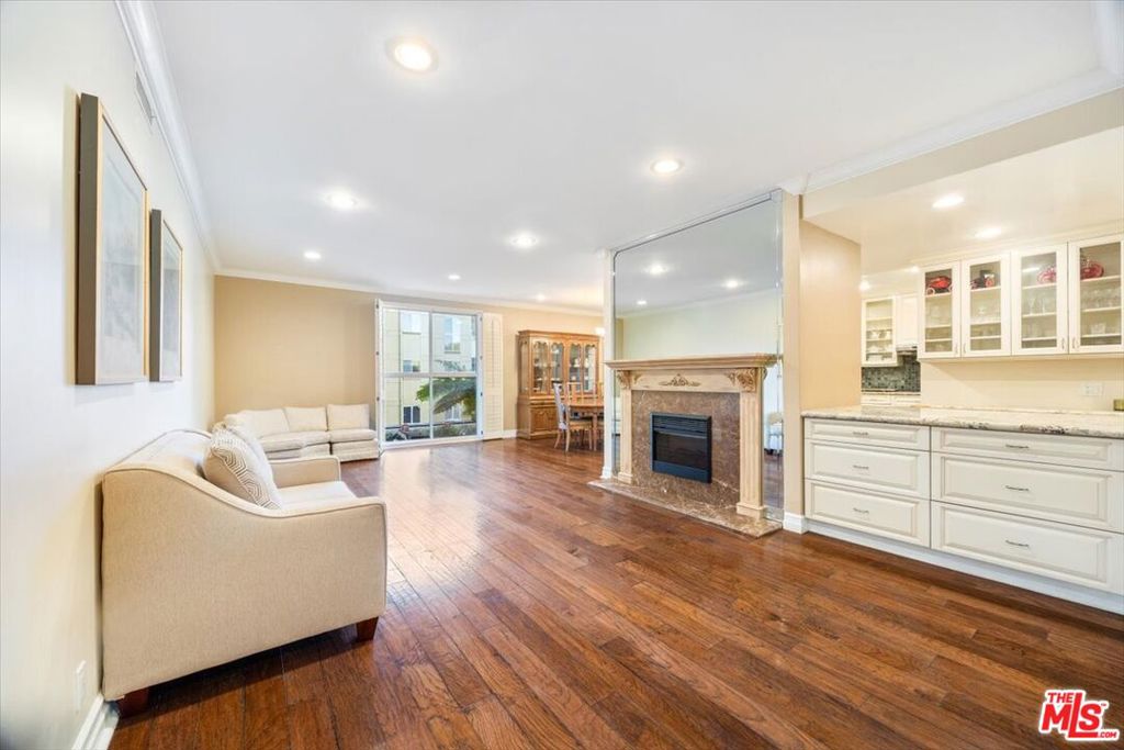 4949 Genesta Avenue 201