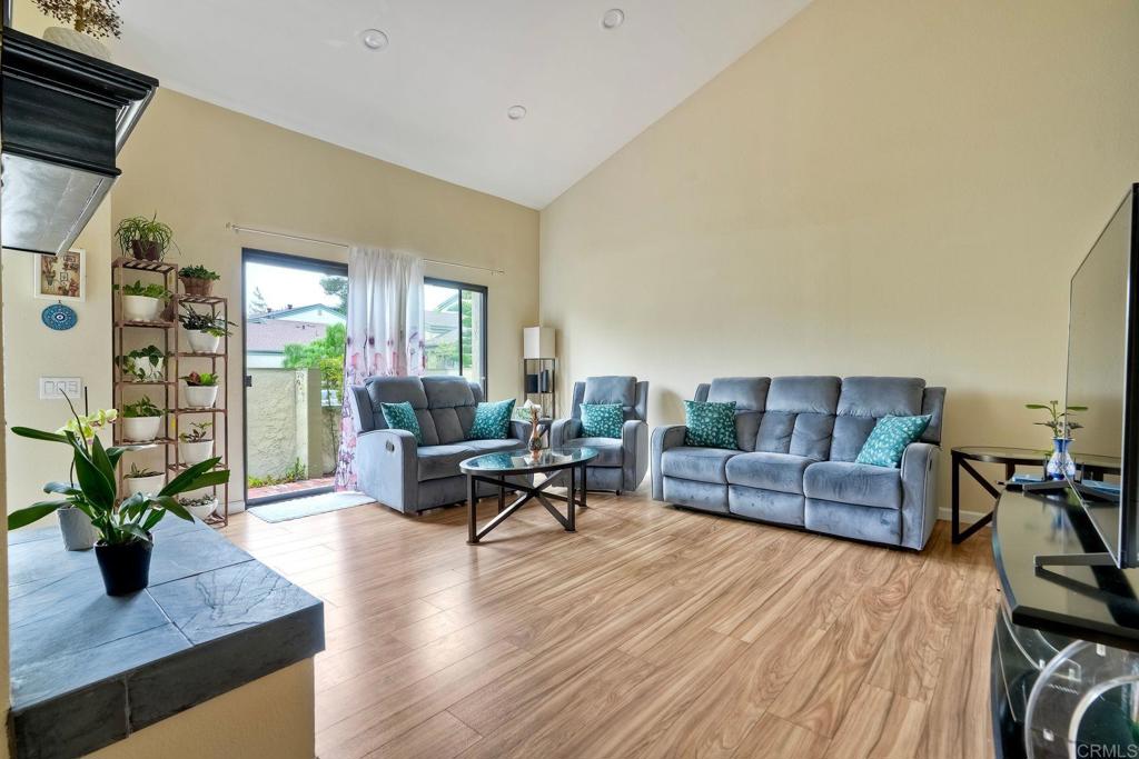 3304 Caminito Eastbluff 143