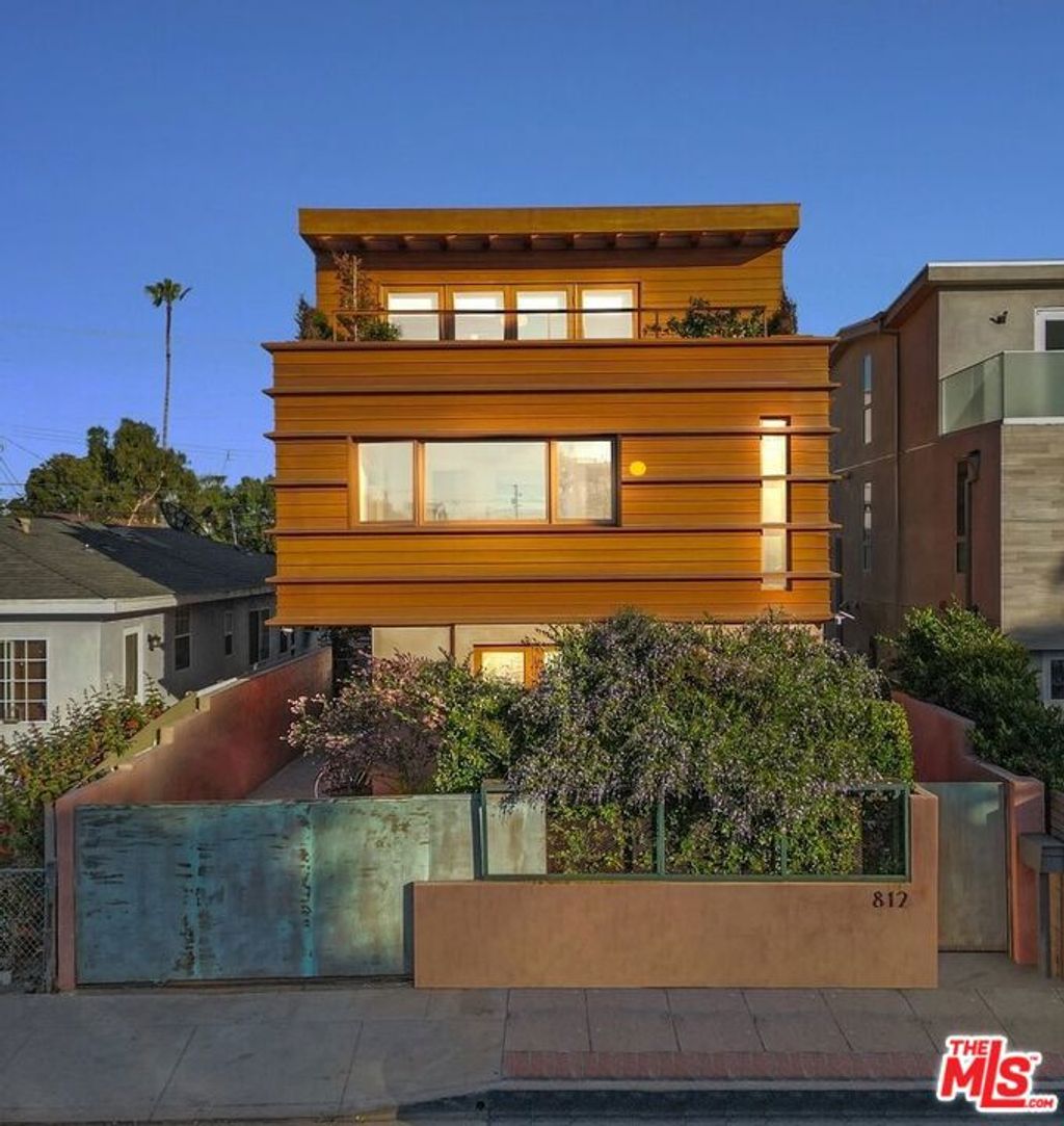 Photo of 812 Brooks Avenue, Venice, CA 90291 (MLS # 26659897)