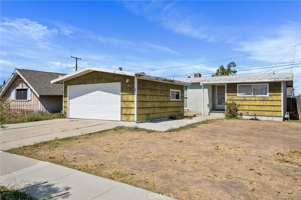 Charming Fixer with Incredible Potential in North Torrance
Discover this fantastic opportunity in a highly sought-after North Torrance neighborhood, conveniently located near Arlington Elementary School. This 3-bedroom, 2-bathroom home offers a wonderful floor plan with a spacious living room centered around a cozy fireplace. The large, open kitchen is ready for your creative vision, providing a blank canvas to design your dream space.
The bedrooms are well-sized, and the home features a classic bathroom with a vintage pink vanity and tile. Outside, you'll find a private backyard with a detached two-car garage, offering ample space for outdoor activities and expansion.
Located in a prime, family-friendly area with top-rated schools, this property is ideal for buyers seeking to invest their time and effort, and create a home tailored to their tastes. Don't miss this chance to own a piece of North Torrance!