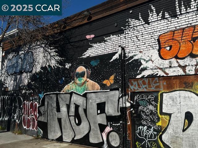 Creative space, perfect location allowing for flexibility, in green zone. Easy access to freeway. Needs a vision and a fair amount of TLC to make the property your own. Blank canvas for the right investor user with imagination.