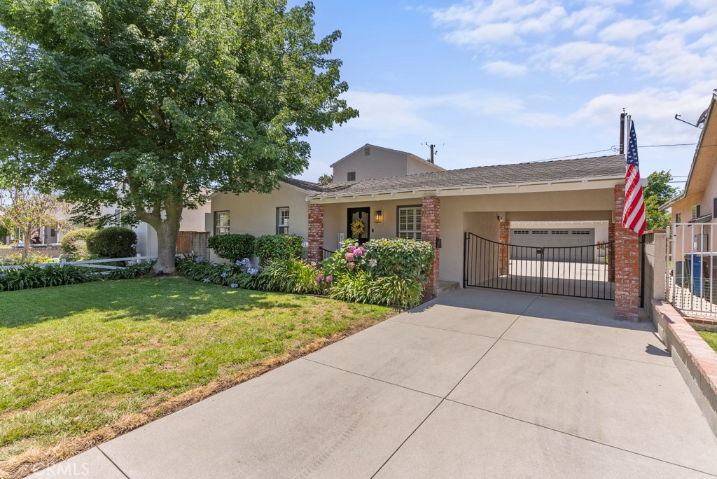 Charming Chandler Bike Path Home – Remodeled with Rare 2.5-Car Garage
Beautifully remodeled 2 bed, 2 bath home (optional 3rd bedroom with easy conversion) located on a tree-lined street along the Chandler bike path. Features include hardwood-laminate floors, recessed lighting, shutters, and abundant natural light. Spacious kitchen with white cabinetry, KitchenAid stainless appliances, 5-burner cooktop, built-in microwave, refrigerator, and indoor laundry with washer/dryer.
The primary suite offers a barn door entry to a stylish remodeled bath with marble tile and walk-in closet. Downstairs bedroom includes mirrored wardrobe doors and en-suite bath with custom tile and walk-in shower. Family room features two sets of French doors opening to the landscaped backyard with lawn, planters, fountain, and covered patio. Drive-thru carport plus rare 2.5-car garage(Not an ADU).
Prime location near studios, Empire Center, shopping, dining, and more!