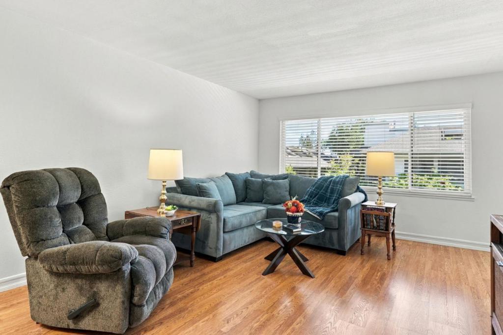 2140 Santa Cruz Avenue A207