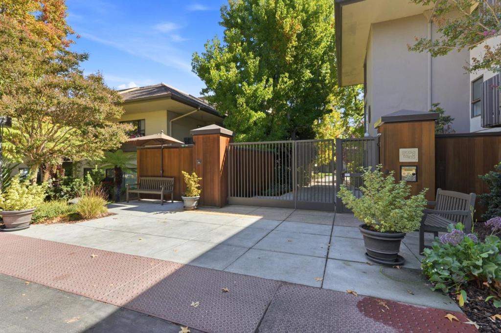 2140 Santa Cruz Avenue A207