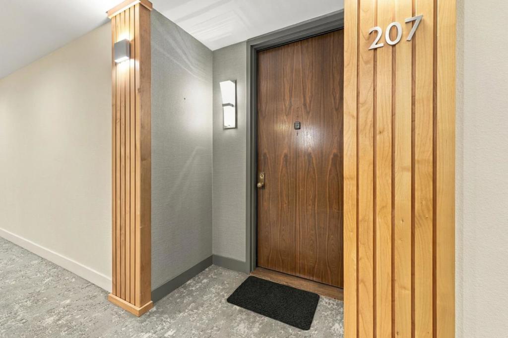 2140 Santa Cruz Avenue A207