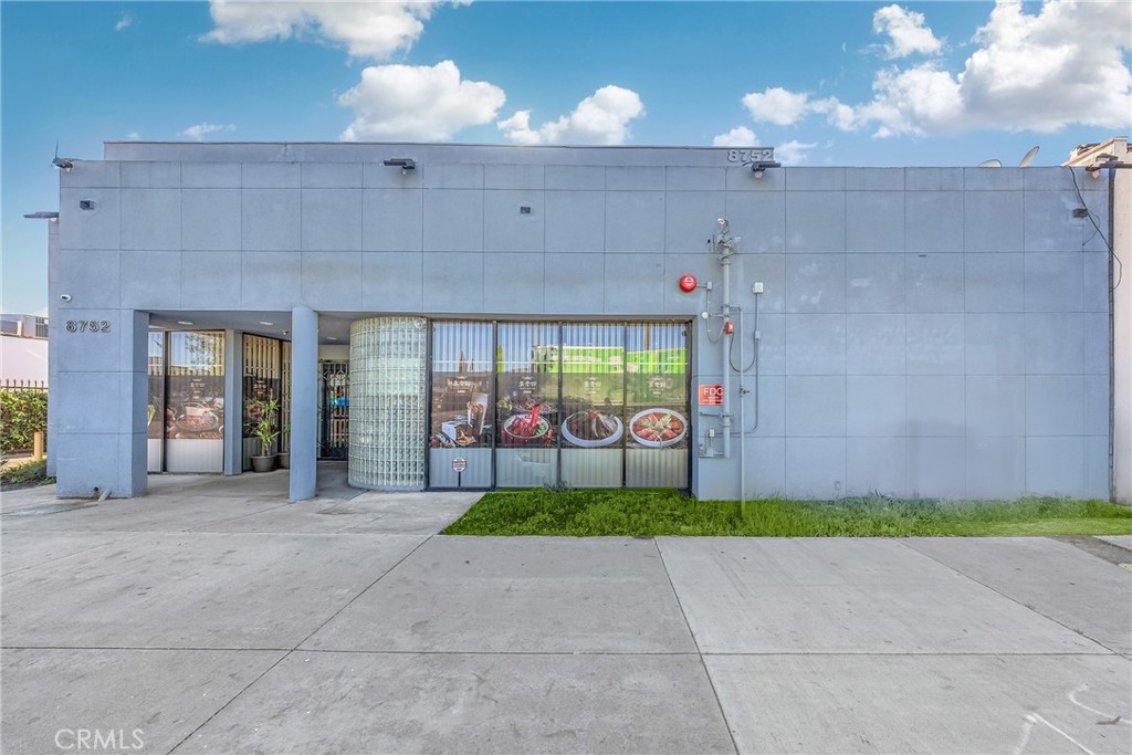 8752 Valley Boulevard