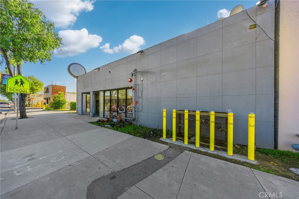 8752 Valley Boulevard