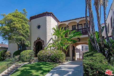 Photo of 362 N Mansfield Avenue, Los Angeles, CA 90036 (MLS # 26666853)