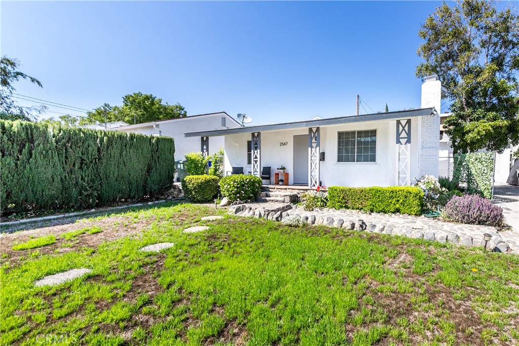 Welcome to this charming and well-maintained two-bedroom, one-bath house plus bonus room located in the heart of Montrose. In addition to the main house, you'll find a remodeled detached bonus room (approx. 215 sq ft) and a one-car garage, plus a long driveway that offers plenty of parking. Just a short walk from Honolulu Avenue’s shops, restaurants, Trader Joe’s, and the vibrant Sunday farmers market, this home offers both comfort and convenience. Inside, you’ll find laminate flooring, a modern kitchen with Quartz countertops and shaker cabinets, central air conditioning, and recessed lighting. Recent upgrades include updated stucco, newer flooring, a 200-amp electrical panel, and water heater. Enjoy mountain views, a front yard, a private rear patio, and the added flexibility of the remodeled detached bonus space—perfect for a home office, art studio, workshop, or anything else you can imagine. The possibilities are endless.
Located in a highly desirable neighborhood with top-rated schools and easy access to the 210, 2, and 134 freeways—just minutes from Downtown Los Angeles.
