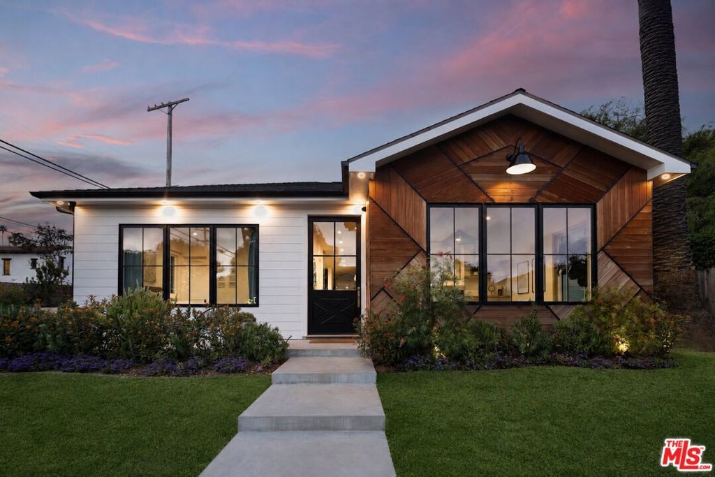 Photo of 3606 Ocean View Avenue, Los Angeles, CA 90066 (MLS # 26833693)