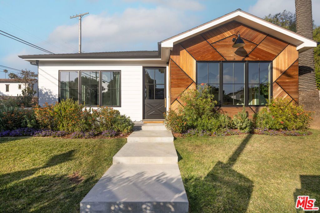 Photo of 3606 Ocean View Avenue, Los Angeles, CA 90066 (MLS # 26833693)