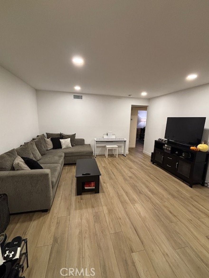 GREAT OPPORTUNITY ON THE MIDDLE OF THE CITY, GREAT CONDO RECENTLY REMODELED, BIG BEDRROMS, BIG LIVING ROOM, KITCHEN ON GREAT CONDITONS, CLOSE TO FWY 10, NEXT TO VETERANS PARK, CLOSE TO KAISER HOSPITAL, SCHOOLS AND SHOPPING CENTERS AROUND THE CORNER, COME TO SEE IT. HOA COVERS TRASH AND WATER SERVICES.
DON'T MISS THE OPPORTUNITY TO OWN IT.