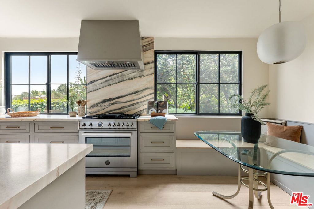 Photo of 16828 Ivyside Place, Encino, CA 91436 (MLS # 25615271)