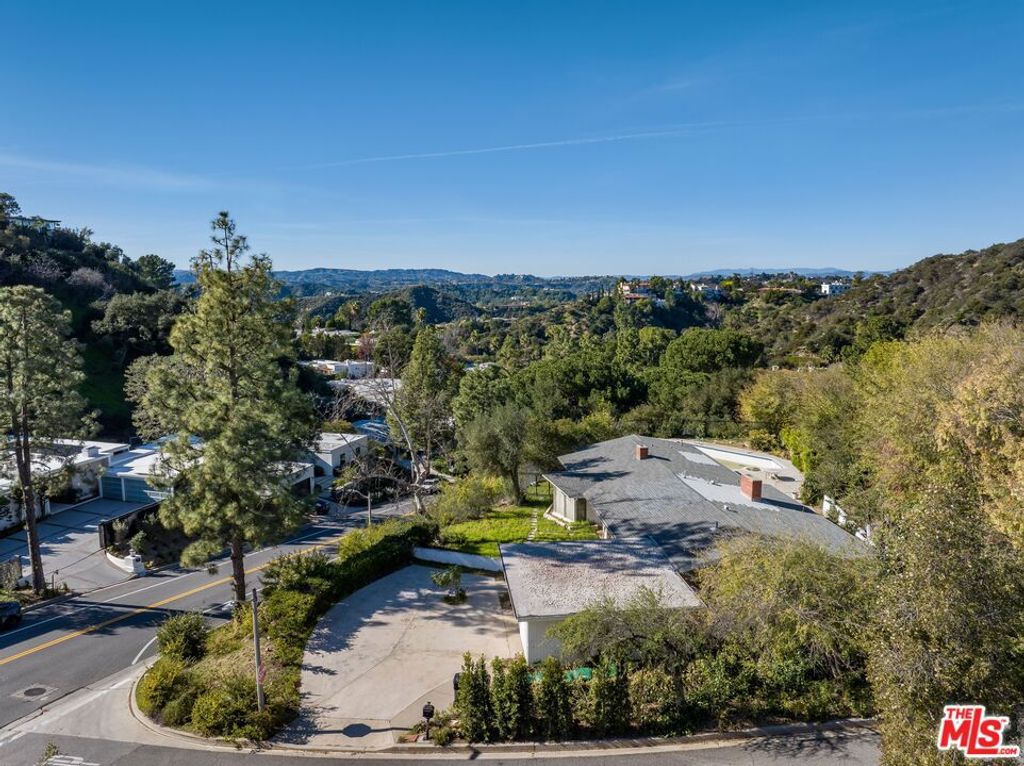Photo of 1950 Loma Vista Drive, Beverly Hills, CA 90210 (MLS # 26636651)