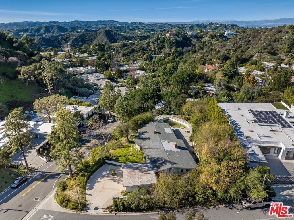 Photo of 1950 Loma Vista Drive, Beverly Hills, CA 90210 (MLS # 26636651)