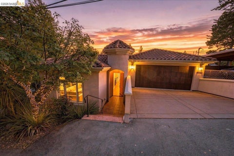 Photo of 6733 Longwalk Dr, Oakland, CA 94611 (MLS # 41147787)