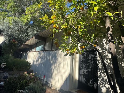 Photo of 11551 Decente Dr, Studio City, CA 91604 (MLS # SR26039454)
