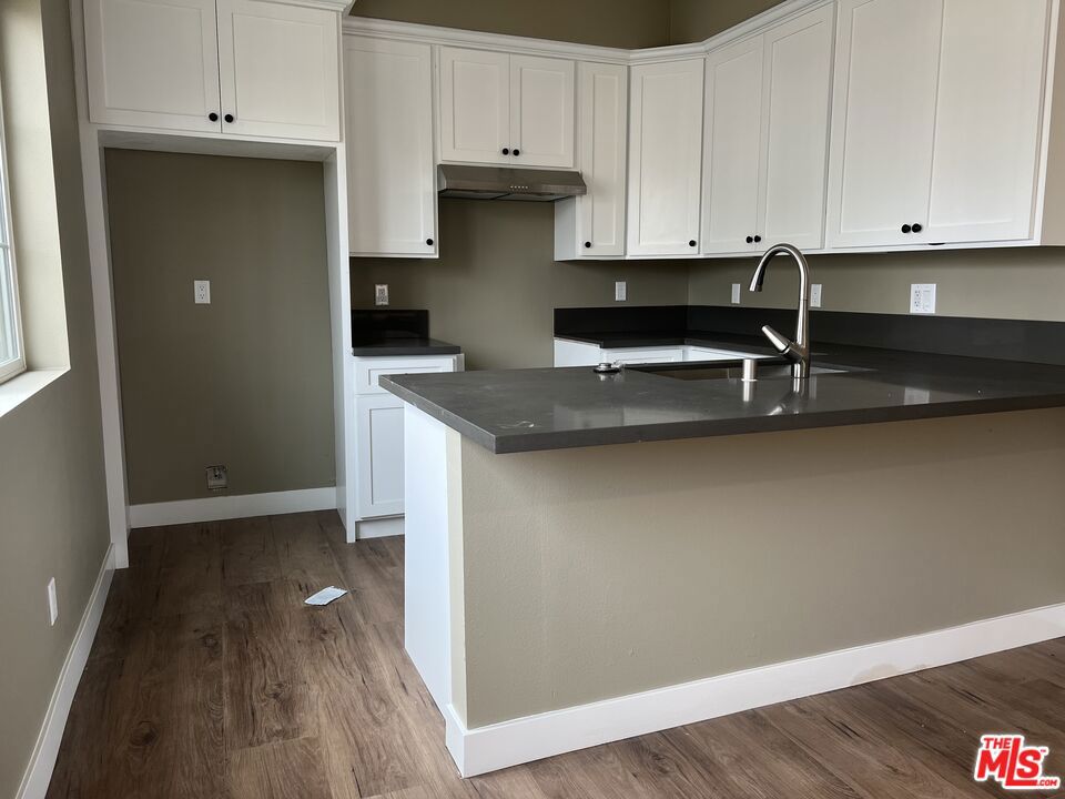 Move right into this beautifully updated 3-bedroom, 2.5-bath apartment in the heart of Inglewood and enjoy a spacious, modern home close to everything you need. Featuring a large open living area, three comfortable bedrooms with plenty of closet space, and a stylishly updated kitchen and bathrooms, this apartment offers both comfort and convenience. Central HVAC keeps you cool in the summer and warm in the winter, while in-unit laundry hookups and one covered parking spot make everyday living a breeze, upstairs patio space. Located just minutes from the Metro line, SoFi Stadium, and the new Intuit Dome, you'll be perfectly situated to enjoy Inglewood's best amenities and easy commuting.