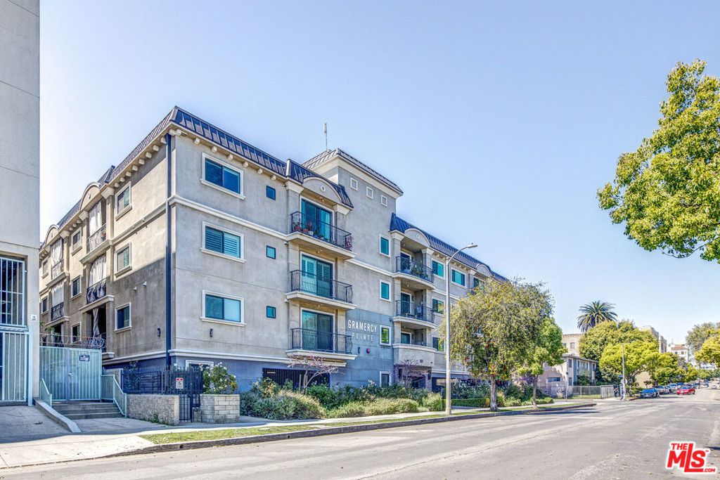 Photo of 901 S Gramercy Drive #205, Los Angeles, CA 90019 (MLS # 25631875)