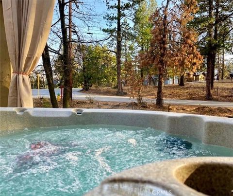 Photo of 33064 Arrowbear Dr, Running Springs, CA 92382 (MLS # OC26065934)