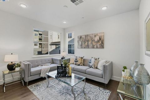 Photo of 29322 Hub Ln Ln, Hayward, CA 94544 (MLS # 41114277) Photo of 29322 Hub Ln Ln, Hayward, CA 94544 (MLS # 41114277)