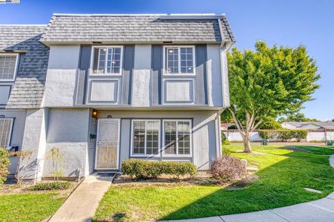 Photo of 34656 Greenstone Cmn, Fremont, CA 94555 (MLS # 41113699) Photo of 34656 Greenstone Cmn, Fremont, CA 94555 (MLS # 41113699)