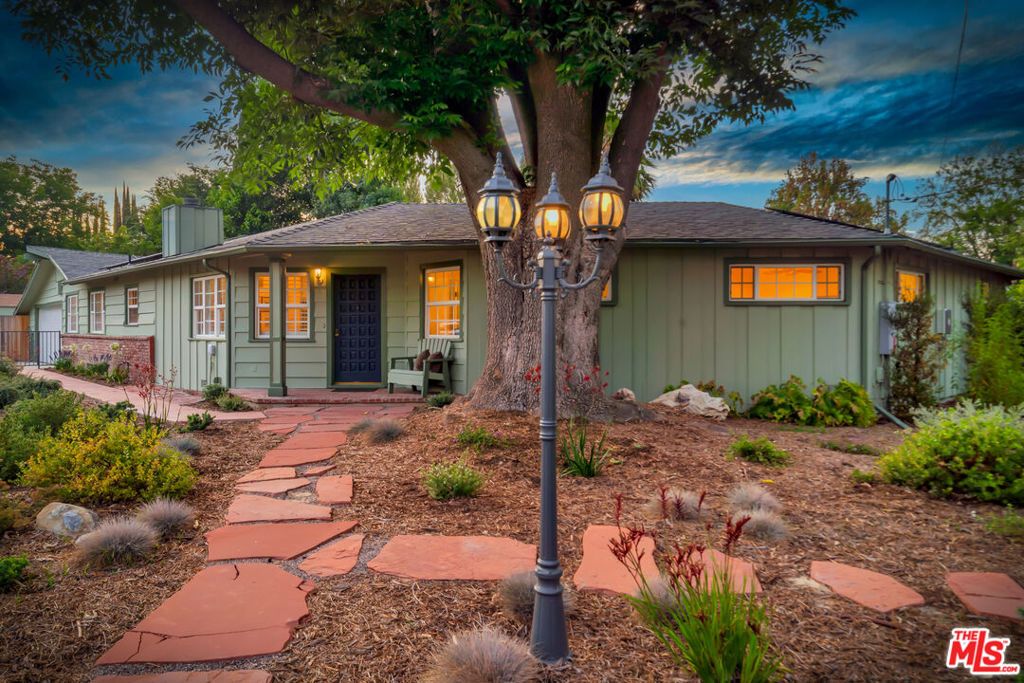 Photo of 6001 Oakdale Avenue, Woodland Hills, CA 91367 (MLS # 25568767)