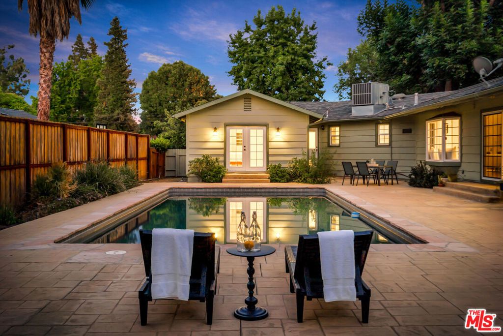 Photo of 6001 Oakdale Avenue, Woodland Hills, CA 91367 (MLS # 25568767)