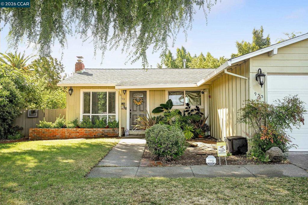 933 Santa Lucia Dr