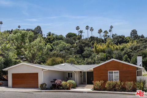 Photo of 3537 Stonehill Place, Sherman Oaks, CA 91423 (MLS # 26838955)