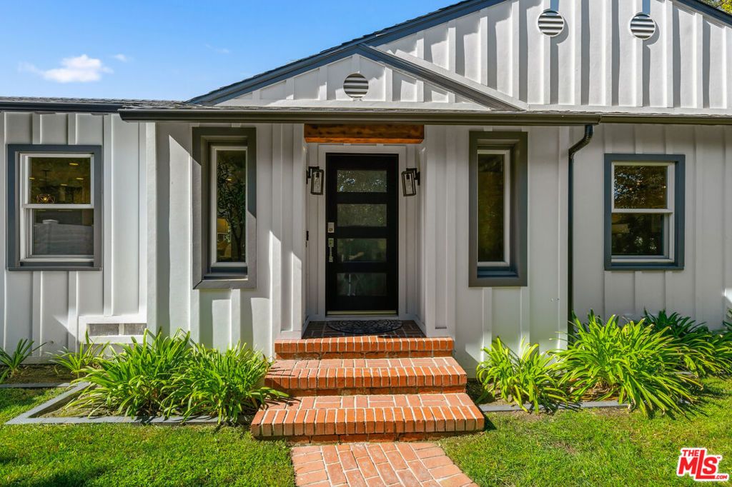 Photo of 12700 Hortense Street, Studio City, CA 91604 (MLS # 26650105)