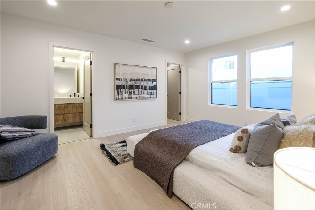 Properties 2 18852 Collins Street