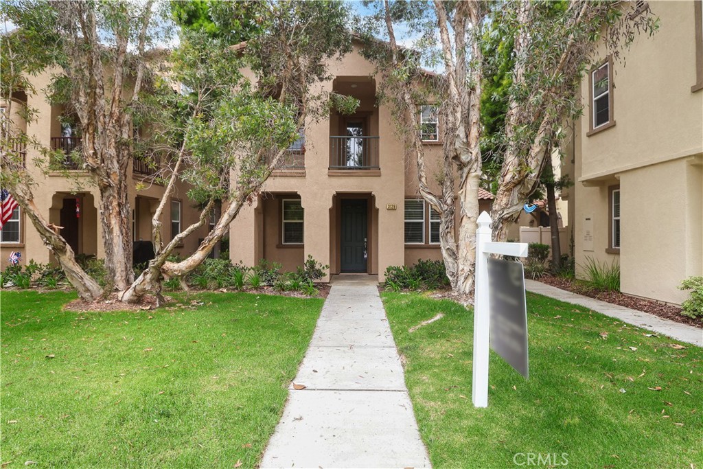 Welcome to this beautiful 3 Bedroom, 3 1/2 bath Tri-level townhome in RiverPark. The spacious kitchen Features a center Island ideal for entertaining.
Enjoy an indoor full size laundry area and a 2-car attached garage. Each bedroom has its own bathroom. Primary bedroom features views from the private balcony. Located in a weel planned community. A short distance to schools,Parks,shops and restaurants, and easy access to 101 Freeway.
Come and see this beautiful home.