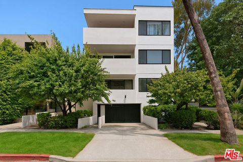 Photo of 214 N Crescent Drive #3, Beverly Hills, CA 90210 (MLS # 26635931)