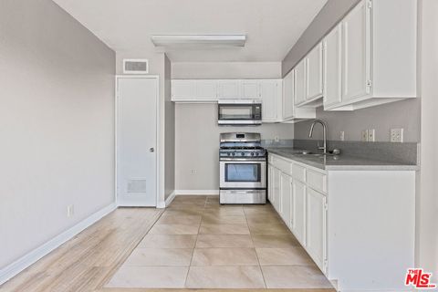 Photo of 820 S St Andrews Place #303, Los Angeles, CA 90005 (MLS # 25620663)