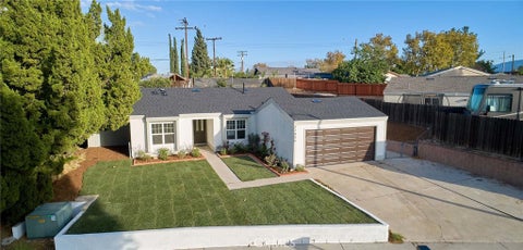 Photo of 27806 Meadowcreek Rd, Canyon Country, CA 91351 (MLS # OC26233652)