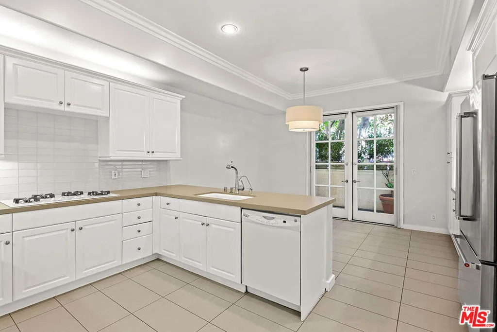 Los Angeles, California 90049, United States, 2 Bedrooms Bedrooms, ,3 BathroomsBathrooms,Residential,Active,207751