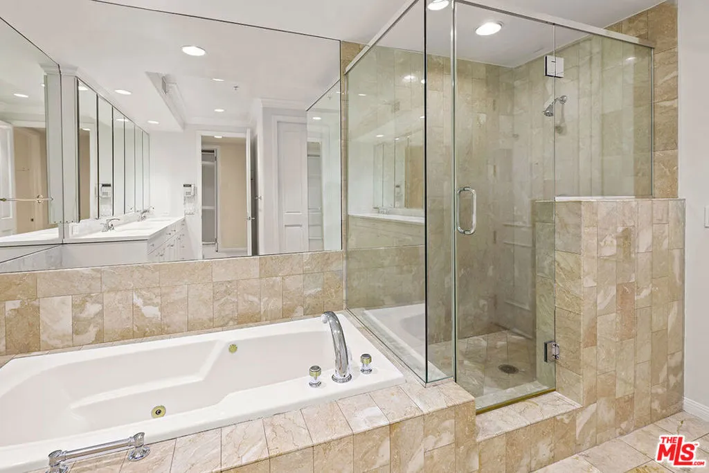 Los Angeles, California 90049, United States, 2 Bedrooms Bedrooms, ,3 BathroomsBathrooms,Residential,Active,207751