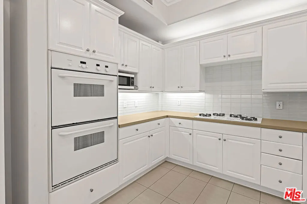 Los Angeles, California 90049, United States, 2 Bedrooms Bedrooms, ,3 BathroomsBathrooms,Residential,Active,207751