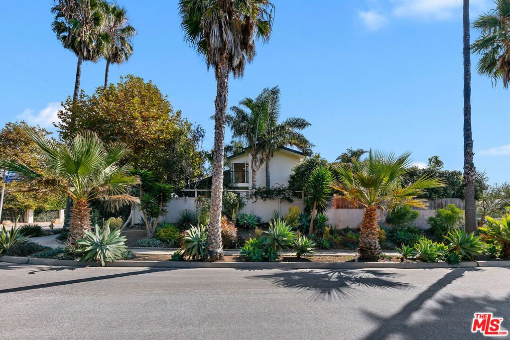 Photo of 30630 Morning View Drive, Malibu, CA 90265 (MLS # 25617349)