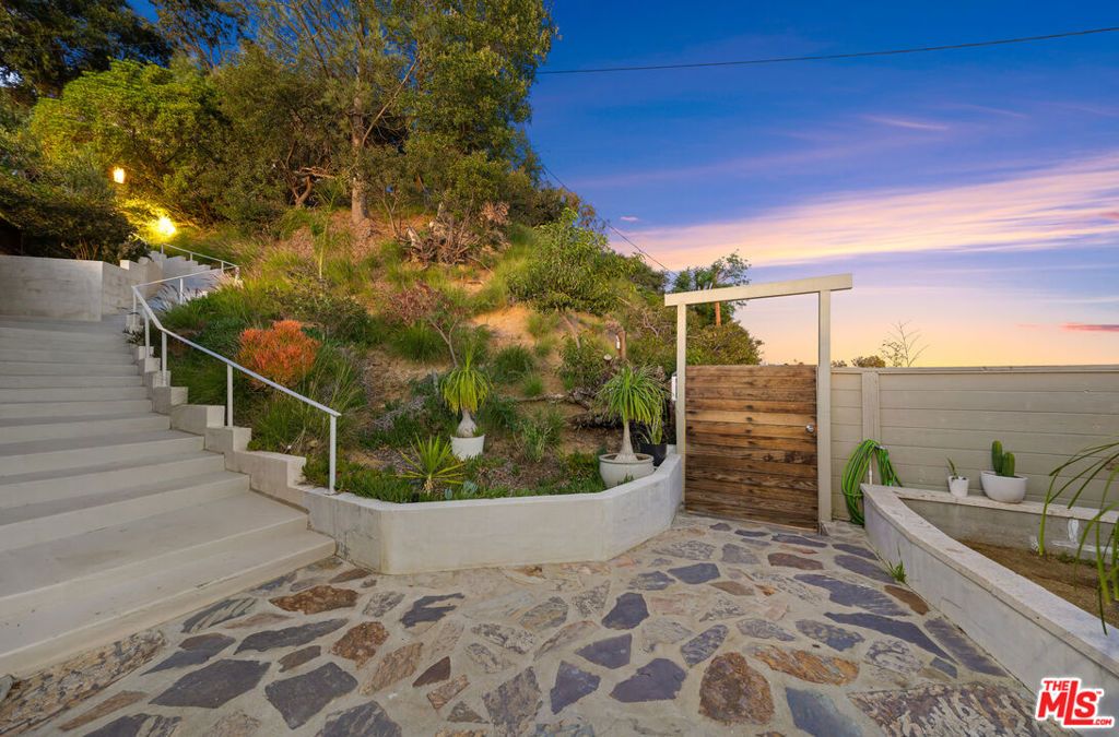 Photo of 8494 Cole Crest Drive, Los Angeles, CA 90046 (MLS # 25583317)