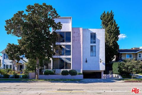 Photo of 695 S Norton Avenue, Los Angeles, CA 90005 (MLS # 26651611)